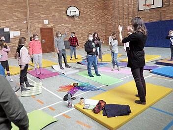 Wie Entspannungstraining im Schulalltag helfen kann, erfuhren die Kinder in der Turnhalle. Foto: privat