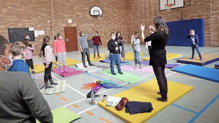 Wie Entspannungstraining im Schulalltag helfen kann, erfuhren die Kinder in der Turnhalle. Foto: privat