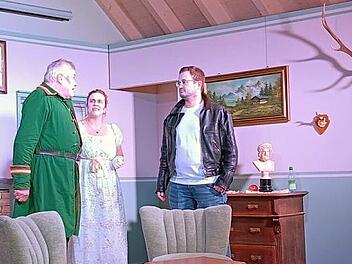 Die Besitzerin will die Villa verkaufen, doch die Hausgeister vergraulen jeden Interessenten. Ein Geisterjäger soll Abhilfe schaffen.