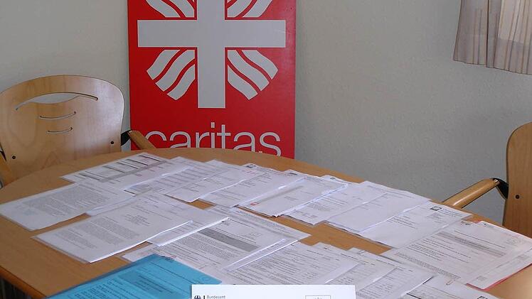 ...dafür ist der Bürotisch der Caritas reich gedeckt mit Formularen für EU-Fördermittelnachweise.