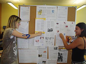 Lee Werth (links) und Luisa Fischer gestalten eine Ausstellung über ihre Patenschaft. Foto: Schülein