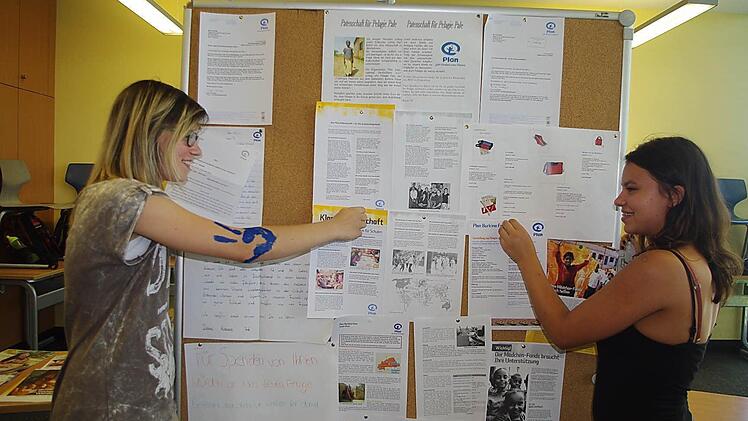 Lee Werth (links) und Luisa Fischer gestalten eine Ausstellung über ihre Patenschaft. Foto: Schülein