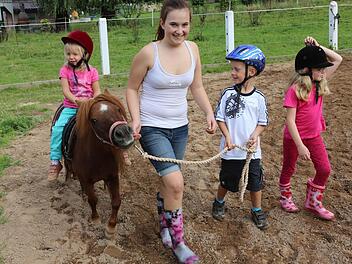 Beim Ponyreiten in Burgwindheim blühen die Kleinen auf. Fotos: Barbara Herbst