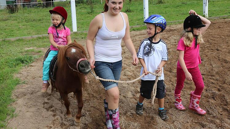 Beim Ponyreiten in Burgwindheim blühen die Kleinen auf. Fotos: Barbara Herbst