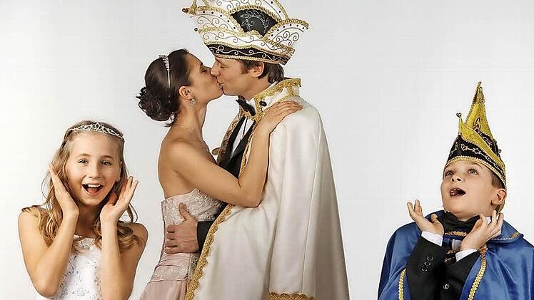 Das Narrhalla-Prinzenpaar Szilvia I. und Michael II. - hier mit dem Kinderprinzenpaar Jule I. und Elias I. - in Robe und Umhang... Foto: Tanja Wippenbeck