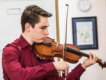 Lukas Heunisch (hier beim Einspielen) zählte zu den Teilnehmern der Regionalwettbewerbs "Jugend musiziert". Für seinen Vortrag wurde er mit einem 1. Preis und der Weiterleitung zum Landeswettbewerb belohnt. Foto: Jochen Berger