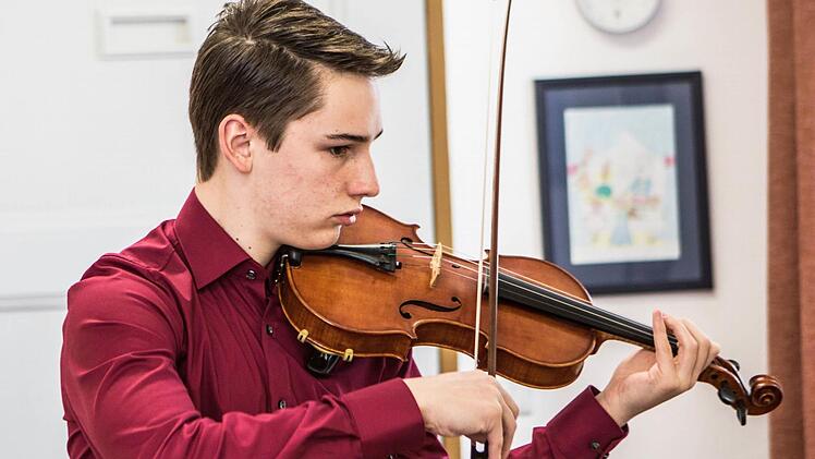 Lukas Heunisch (hier beim Einspielen) zählte zu den Teilnehmern der Regionalwettbewerbs "Jugend musiziert". Für seinen Vortrag wurde er mit einem 1. Preis und der Weiterleitung zum Landeswettbewerb belohnt. Foto: Jochen Berger