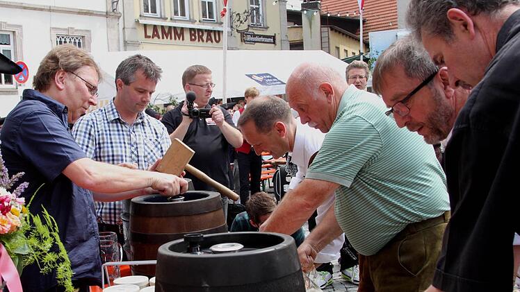 Die Braumeister assistierten den drei Bürgermeistern beim Bieranstich.