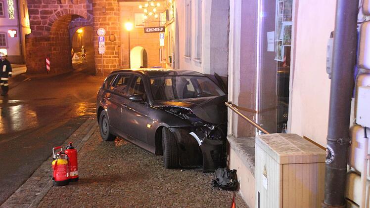 In der Hofeinfahrt "geparkt": das Unglücksfahrzeug am Eberner Marktplatz. Zum Glück waren zur späten Stunde keine Fußgänger unterwegs. Foto: Ralf Kestel