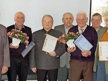 Der Obst- und Gartenverein Hausen hat in seiner Jahreshauptversammlung vier neue Ehrenmitglieder ernannt und einige langjährige Mitglieder geehrt. Foto: Sylvia Hubele