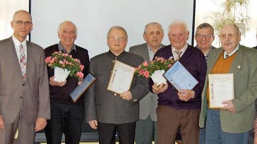 Der Obst- und Gartenverein Hausen hat in seiner Jahreshauptversammlung vier neue Ehrenmitglieder ernannt und einige langjährige Mitglieder geehrt. Foto: Sylvia Hubele
