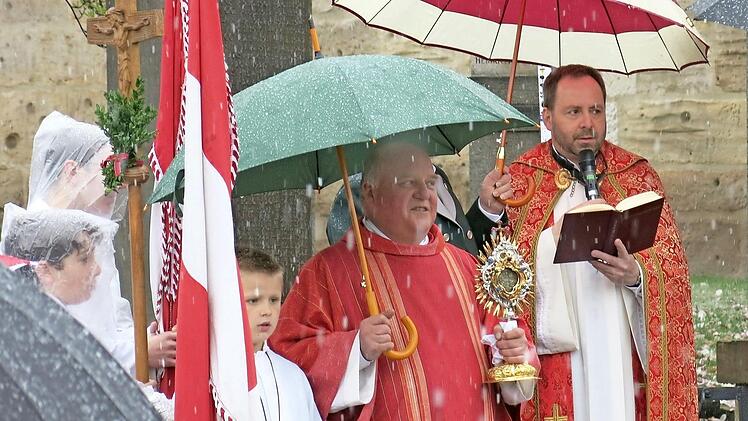 Pfarrer Dellermann (r.) und Diakon Naturski bei der Predigt