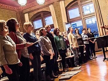 Antoinetta Bafas bei der Probenarbeit mit dem Chor Unerhört: am 9. Juni diigiert sie die Coburger Erstaufführung  der "Misa Tango" in St. Moriz.Foto: Archiv/Jochen Berger