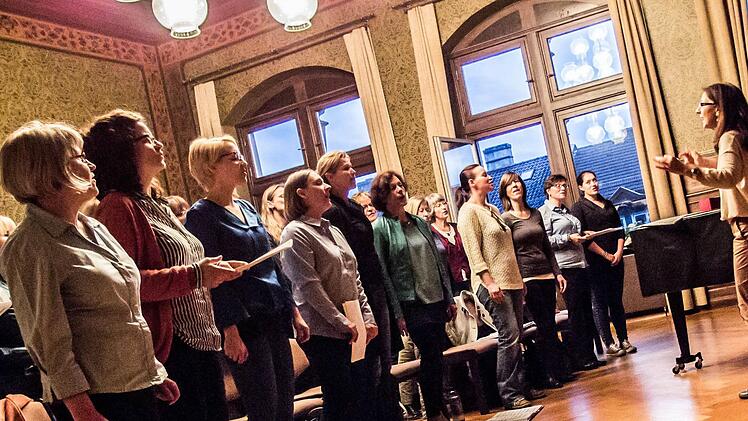Antoinetta Bafas bei der Probenarbeit mit dem Chor Unerhört: am 9. Juni diigiert sie die Coburger Erstaufführung  der "Misa Tango" in St. Moriz.Foto: Archiv/Jochen Berger