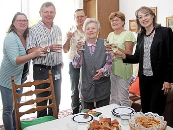 Maria Hutters (4. v. l.) Enkelin Andreea und die Söhne Georg und Hermann sowie Anka Hutter und Renate Schroff (v. l.) stoßen mit der Jubilarin an. Foto: Richard Sänger