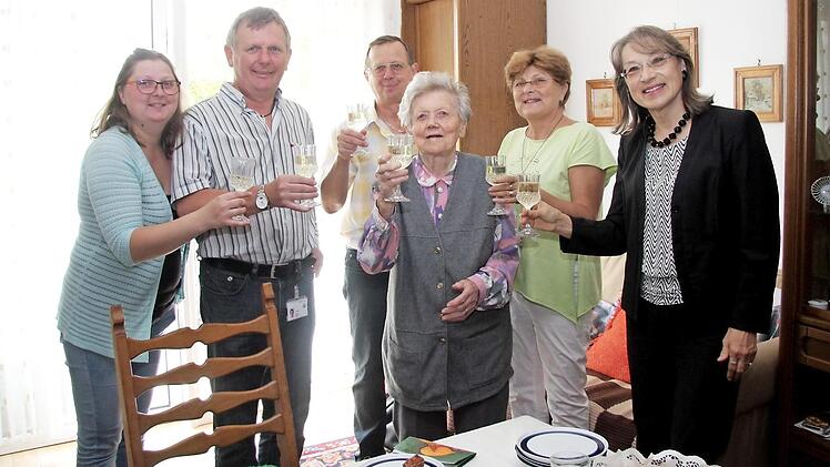 Maria Hutters (4. v. l.) Enkelin Andreea und die Söhne Georg und Hermann sowie Anka Hutter und Renate Schroff (v. l.) stoßen mit der Jubilarin an. Foto: Richard Sänger