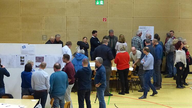 Das zweite Isek-Treffen in der Mehrzweckhalle Baiersdorf Foto: Pauline Lindner