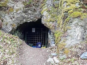 Hier können Wanderer ihren Durst löschen: Die sogenannte Getränke-Höhle auf dem 12-Apostel-Weg gleicht einem Natur-Kühlschrank und ist für die Wanderer eine willkommene Einladung zu einer Rast.