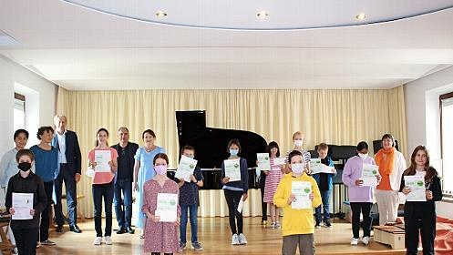 Die stolzen Sch&uuml;lerinnen und Sch&uuml;ler mit ihren Lehrern, der Schulleitung und B&uuml;rgermeister German Hacker