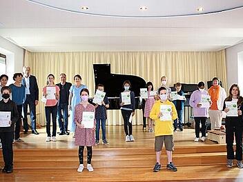 Die stolzen Schülerinnen und Schüler mit ihren Lehrern, der Schulleitung und Bürgermeister German Hacker