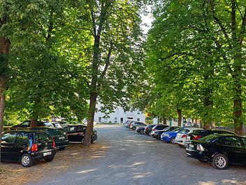 Auf dem aktuell als Parkplatz genutzten Gelände neben dem Hallenbad könnte die neue Kita gebaut werden.