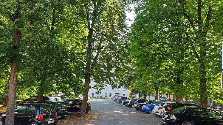 Auf dem aktuell als Parkplatz genutzten Gelände neben dem Hallenbad könnte die neue Kita gebaut werden.