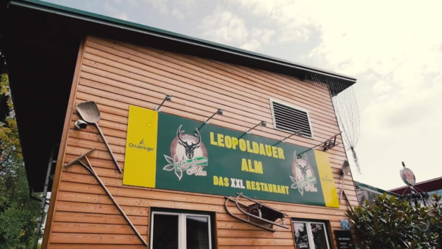 Wirt der XXL Leopoldauer Alm aus Österreicht droht Gästen beim Wort "lecker" mit Ohrfeige