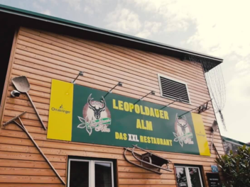Wirt der XXL Leopoldauer Alm aus Österreicht droht Gästen beim Wort "lecker" mit Ohrfeige