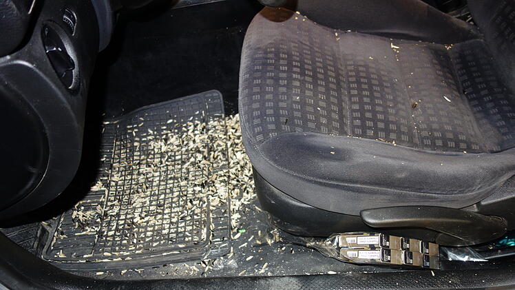 Über 31.000 Stück Zigaretten wurden vom Hauptzollamt Nürnberg in einem Auto sichergestellt.