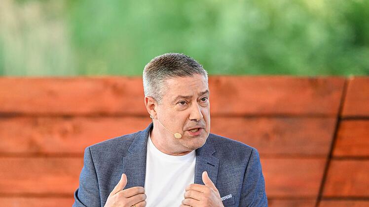 Als Llambi den Impro-Gang der Promis als "nett" aburteilte, buhte das Publikum. Llambi wehrte sich: "Wenn ihr den Llambi wollt, dann kriegt ihr ihn auch!"