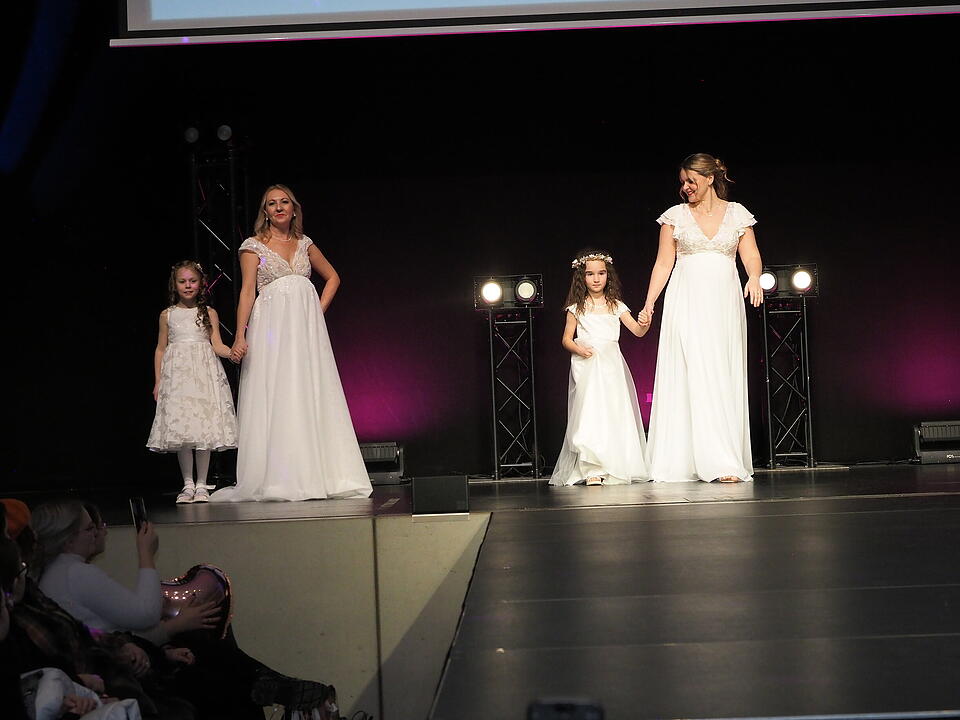 Inkl. Braut- und Festmodenschauen.