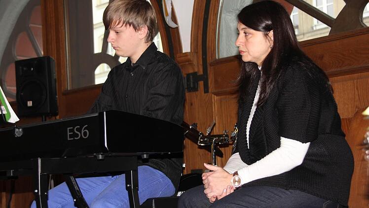 Michael Wicklein am Klavier mit Lehrerin Swetlana Koch.