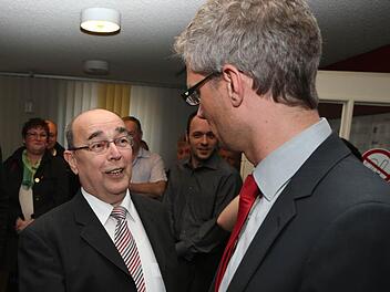 Wahlsieger Franz Stumpf (CSU/WUO) zollt seinem unterlegenen SPD-Herausforderer Uwe Kirschstein (rechts) Respekt. Fotos: Matthias Hoch