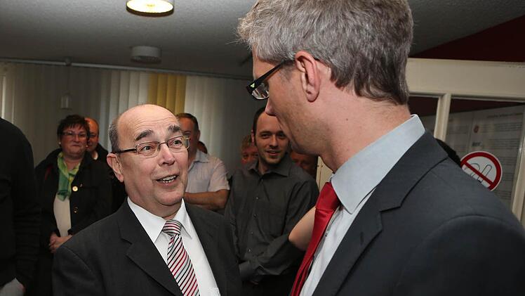 Wahlsieger Franz Stumpf (CSU/WUO) zollt seinem unterlegenen SPD-Herausforderer Uwe Kirschstein (rechts) Respekt. Fotos: Matthias Hoch