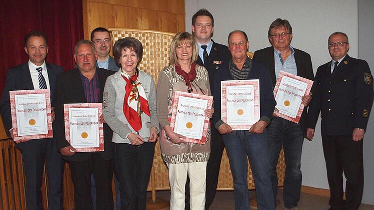 Als "Partner der Feuerwehren" wurden sechs Firmen ausgezeichnet: Raumausstattung Keilholz (Weismain), Schaumstoffwerk Veenendaal (Lichtenfels), Containerdienst Rudolf Panzer (Lichtenfels), Maintal Betten (Reundorf), Rießner Gase (Lichtenfels), Kaiser-Reisen (Gärtenroth).
