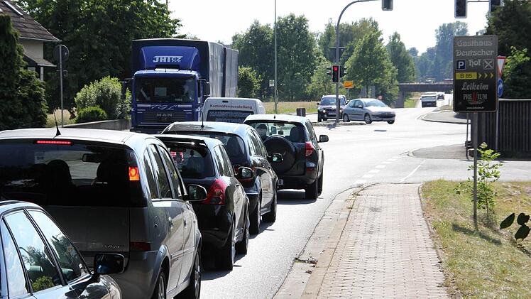 Die Rechtsabbieger können nicht fahren, weil die Linksabbieger warten müssen.