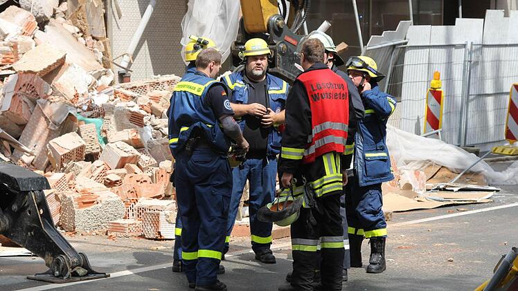 Am Montagmittag ist es in der Egerstrasse in Wunsiedel zu einem schweren Zwischenfall gekommen. Bei Abbrucharbeiten stürzte ein Gebäude unkontrolliert ein und begrub unter anderem ein Auto unter sich. Die Feuerwehr befürchtete anfangs, dass sich noch eine Person unter den Trümmern befinden könnte. Diese Annahme bestätigte sich glücklicherweise nicht. Foto: News5 / Fricke