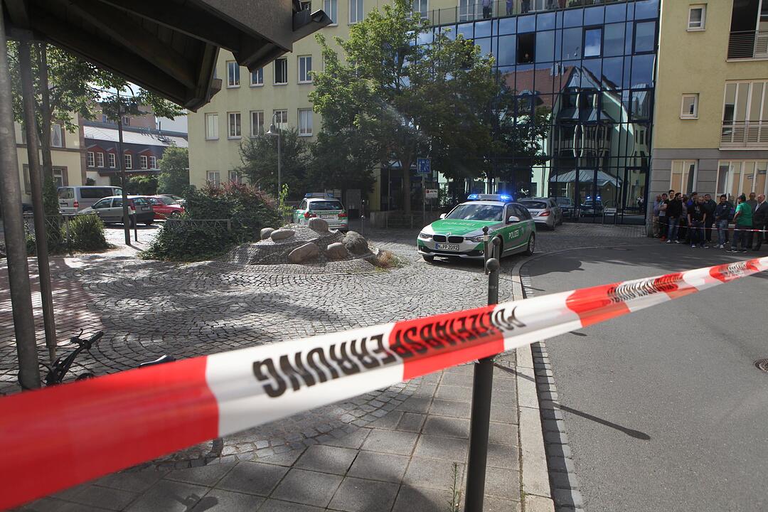 SEK Einsatz - Mann droht mit angeblicher Waffe