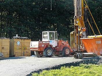 Die Firma Aqua Bohr- und Brunnenbaugesellschaft aus Bindlach arbeitet an der rund 300 000 Euro teuren Sanierung des Tiefbrunnens 2 der Marktleugaster Trinkwasseranlage Kosermühle. Bis Ende Oktober soll alles fertig sein. Fotos: Klaus-Peter Wulf
