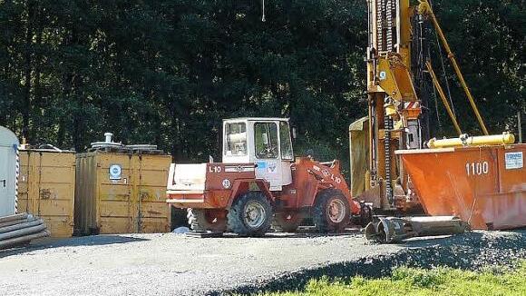 Die Firma Aqua Bohr- und Brunnenbaugesellschaft aus Bindlach arbeitet an der rund 300 000 Euro teuren Sanierung des Tiefbrunnens 2 der Marktleugaster Trinkwasseranlage Kosermühle. Bis Ende Oktober soll alles fertig sein. Fotos: Klaus-Peter Wulf
