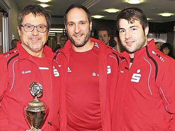 35-mal war Roland Str&ouml;hlein (links) f&uuml;r die Sparkasse beim Hallenfu&szlig;ballturnier f&uuml;r Betriebsmannschaften dabei, lange Jahre als Spieler und zuletzt als Trainer. Bei der Siegerehrung am Samstag wurde er von Ren&eacute; Schubart (rechts) und Sven Hammer verabschiedet. Foto: Rainer Glissnik