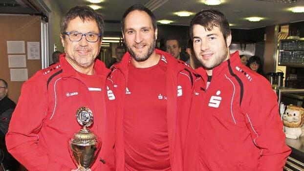 35-mal war Roland Str&ouml;hlein (links) f&uuml;r die Sparkasse beim Hallenfu&szlig;ballturnier f&uuml;r Betriebsmannschaften dabei, lange Jahre als Spieler und zuletzt als Trainer. Bei der Siegerehrung am Samstag wurde er von Ren&eacute; Schubart (rechts) und Sven Hammer verabschiedet. Foto: Rainer Glissnik