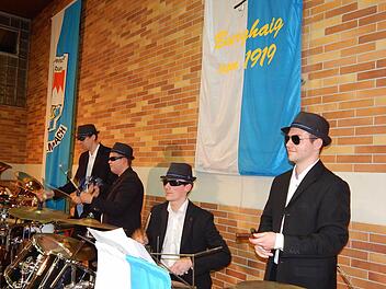 Wenn der Musikverein Burghaig auftritt, kann es schon mal sein, dass plötzlich vier Blues-Brothers (von links Johannes Rübesam, Sven Föhn, Simon Moritz und Vannic Bleyl) auf der Bühne stehen. Foto: Archiv/Horst Wunner