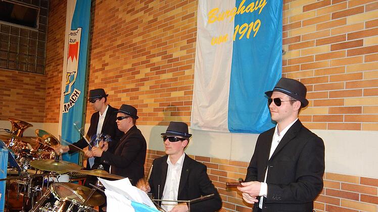 Wenn der Musikverein Burghaig auftritt, kann es schon mal sein, dass plötzlich vier Blues-Brothers (von links Johannes Rübesam, Sven Föhn, Simon Moritz und Vannic Bleyl) auf der Bühne stehen. Foto: Archiv/Horst Wunner