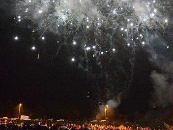 Weiße Leuchtkugeln über den Köpfen Hunderter Zuschauer Fotos: Ronald Rinklef/Evi Seeger