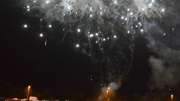 Weiße Leuchtkugeln über den Köpfen Hunderter Zuschauer Fotos: Ronald Rinklef/Evi Seeger