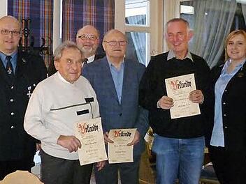 Ehrungen bei der Feuerwehr Hummendorf. Von links Christof Wagner (Vorsitzender), Georg Bär (65 Jahre Mitglied), Bürgermeister Egon Herrmann, Artur Roth (60 Jahre), Martin Leppert (40 Jahre), Corinna Schmittlein (Schriftführerin). Foto: K.-H. Hofmann