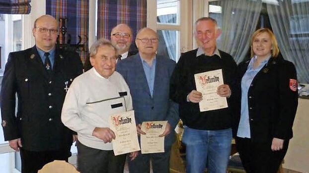 Ehrungen bei der Feuerwehr Hummendorf. Von links Christof Wagner (Vorsitzender), Georg Bär (65 Jahre Mitglied), Bürgermeister Egon Herrmann, Artur Roth (60 Jahre), Martin Leppert (40 Jahre), Corinna Schmittlein (Schriftführerin). Foto: K.-H. Hofmann