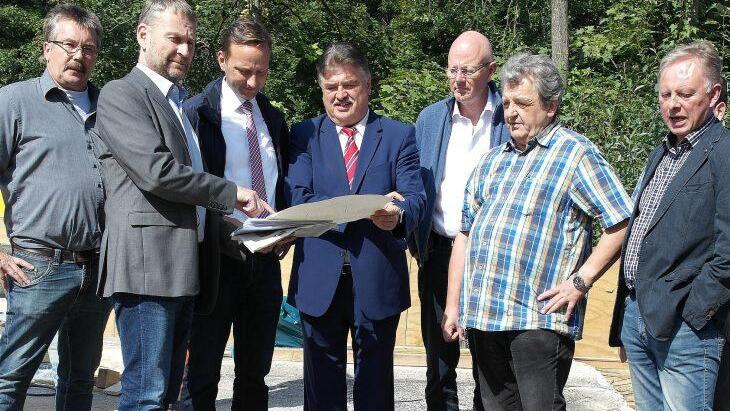 Vertreter des Landkreises, der Gemeinde und des Planungsbüros beim Baustellentermin.