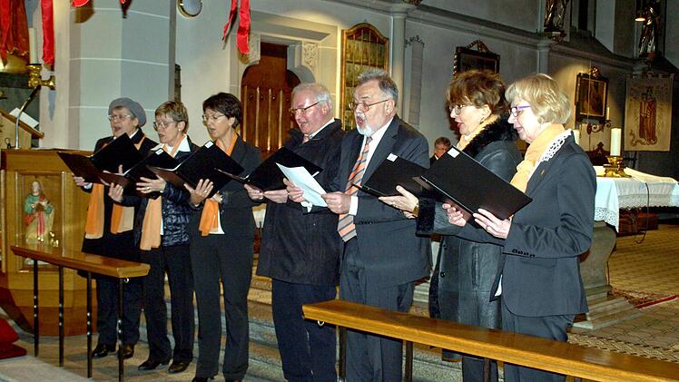 Die Schola unter der Leitung von Walter  Schmittdorsch (Dritter von rechts) kann als "schnelle Eingreifgruppe" viele  Veranstaltungen bereichern. Foto: Sabine Deuerling